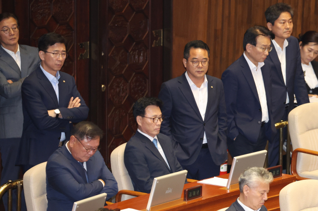 박광온 더불어민주당 원내대표 등이 21일 국회 본회의장에서 이재명 대표 체포동의안이 가결되자 어두운 표정을 짓고 있다. 연합뉴스