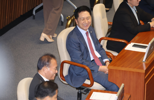 국민의힘 김기현 대표와 윤재옥 원내대표가 21일 국회에서 열린 본회의에서 미소를 짓고 있다. 연합뉴스