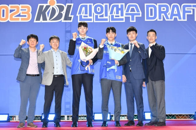 대구 한국가스공사 페가수스가 21일 열린 2023 KBL 신인 드래프트에서 고려대 신주영과 상명대 김태호(왼쪽에서 세 번째와 네 번째)를 지명했다. KBL 제공