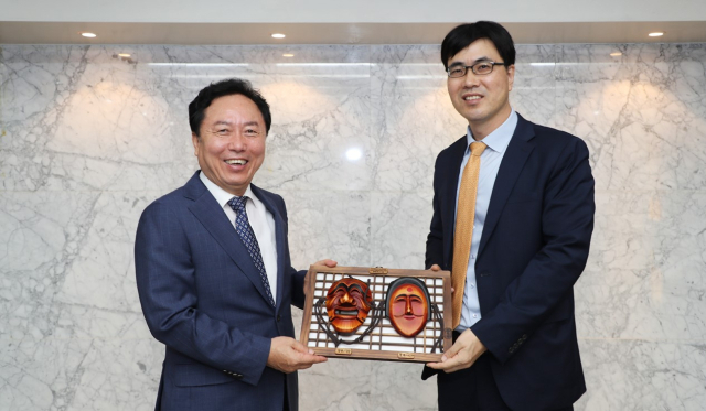 권기창 안동시장은 지난 20일부터 25일까지 6일 일정으로 자매도시인 중국 시안에서 열리고 있는 국제회의에 참석해 안동 문화관광 홍보를 비롯해 국제도시들과의 관광 교류협력에 나서고 있다. 사진은 21일 주 시안 총영사관을 찾아 간담회를 갖고 홍순창 총영사에게 하회탈을 전달했다. 안동시 제공