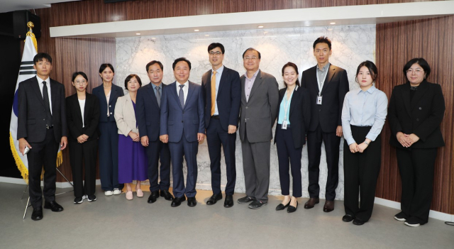 권기창 안동시장은 지난 20일부터 25일까지 6일 일정으로 자매도시인 중국 시안에서 열리고 있는 국제회의에 참석해 안동 문화관광 홍보를 비롯해 국제도시들과의 관광 교류협력에 나서고 있다. 사진은 21일 주 시안 총영사관을 찾아 간담회를 열고 찍은 기념사진. 안동시 제공