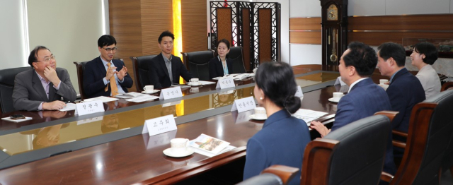 권기창 안동시장은 지난 20일부터 25일까지 6일 일정으로 자매도시인 중국 시안에서 열리고 있는 국제회의에 참석해 안동 문화관광 홍보를 비롯해 국제도시들과의 관광 교류협력에 나서고 있다. 사진은 21일 주 시안 총영사관을 찾아 간담회 하는 모습. 안동시 제공