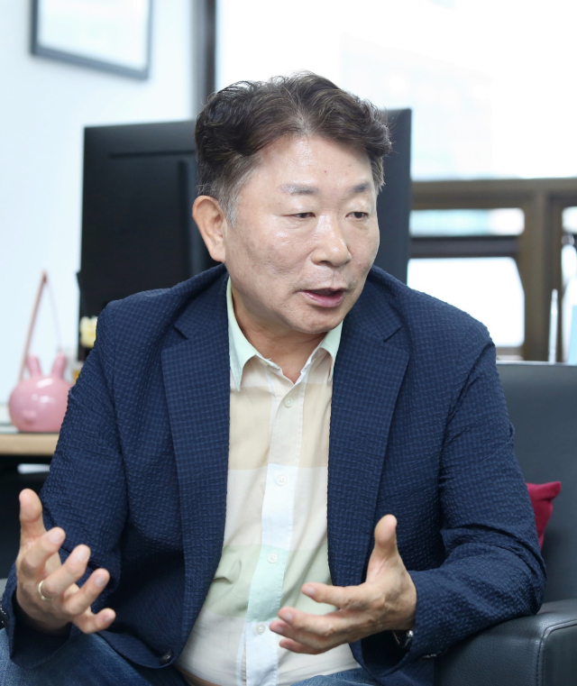 문경안 회장은 고향의 젊은이들을 향해