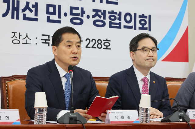 국민의힘 박대출 정책위의장이 22일 국회에서 열린 가맹점주 피해 방지 및 보호를 위한 가맹사업 필수품목 제도 개선 민당정협의회에서 발언하고 있다. 오른쪽은 한기정 공정거래위원장. 연합뉴스