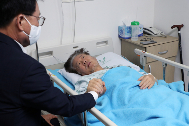 21일 오전 더불어민주당 박광온 원내대표가 서울 중랑구 녹색병원에서 단식 중인 이재명 대표를 찾아 대화하고 있다. 연합뉴스