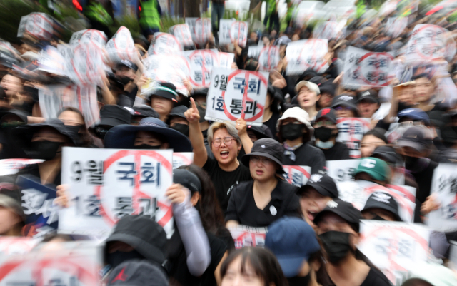 16일 서울 영등포구 여의도공원 교차로 일대에서 열린 공교육 회복을 위한 국회 입법 촉구 집회에서 참가자들이 구호를 외치고 있다. 연합뉴스