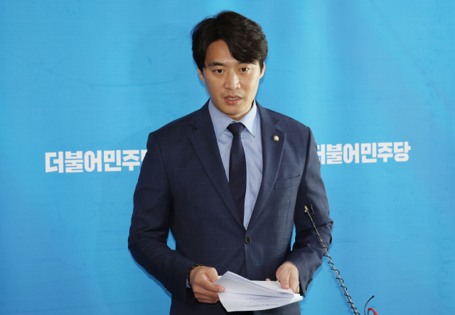 더불어민주당 한준호 의원이 22일 국회에서 원내대표 선거 계획을 브리핑하고 있다. 연합뉴스