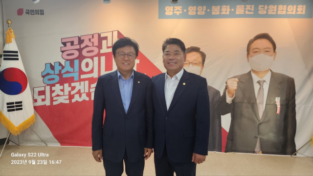 국민의힘에 입당한 이상근 영주시의원(오른쪽)과 박형수 국회의원(왼쪽). 마경대 기자