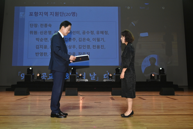 임종식 경북도교육감이 지난 4일 교권보호 긴급지원단을 구성하고 관계자들에게 임명장을 전달하고 있다. 경북교육청 제공