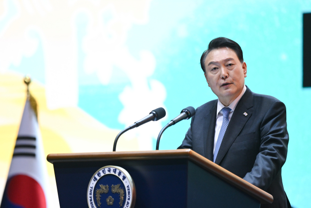 윤석열 대통령이 23일 충남 공주시 금강신관공원에서 열린 2023 대백제전 개막식에서 축사하고 있다. 연합뉴스