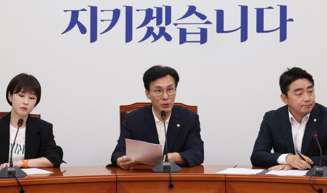 지난달 27일 국회에서 열린 더불어민주당 2022년 회계연도 결산 심사 방향 관련 기자간담회에서 김민석 정책위의장이 발언을 하고 있다. 연합뉴스