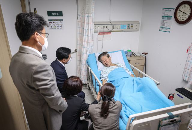 더불어민주당 강서구청장 보궐선거 진교훈 후보가 22일 녹색병원에서 병상 단식 중인 이재명 대표를 만나 면담을 하고 있다. 연합뉴스