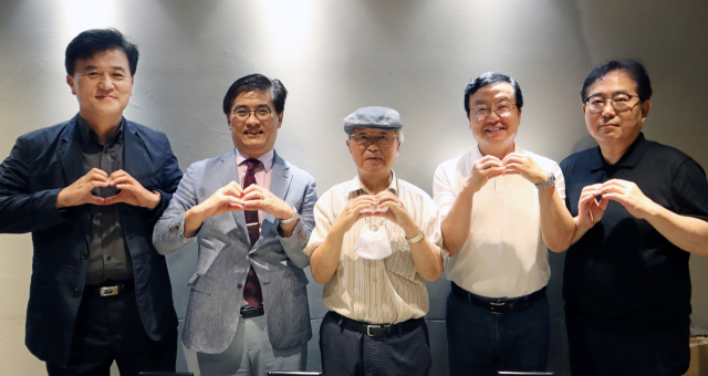스승의 가르침을 실천하는 제자 네 명이 모였다. 왼쪽부터 손기복 영남이공대 교수, 노진우 영주 참사랑외과의원 원장, 윤장근 선생님, 박경환 지름길법무법인 대표변호사, 추중엽 서재외과의원 원장. 이화섭 기자.