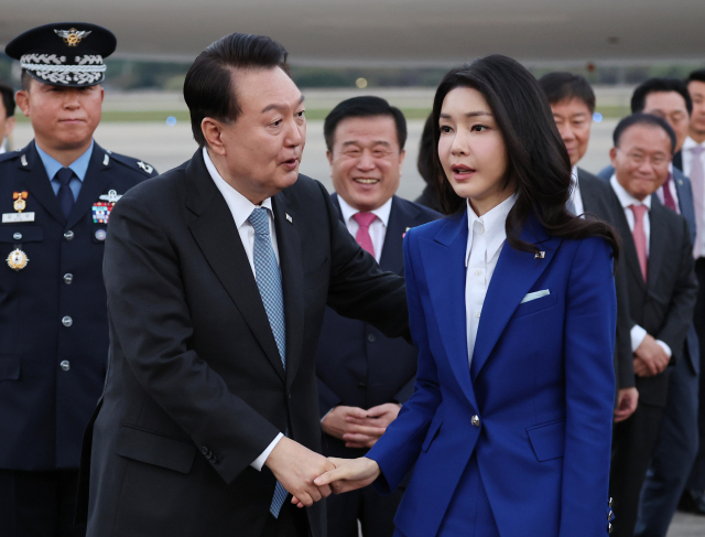 제78차 유엔 총회 참석과 세계 각국 정상들과의 양자회담 일정을 소화한 윤석열 대통령이 23일 성남 서울공항을 통해 귀국, 공군 1호기에서 내린 뒤 김건희 여사와 악수하고 있다. 연합뉴스