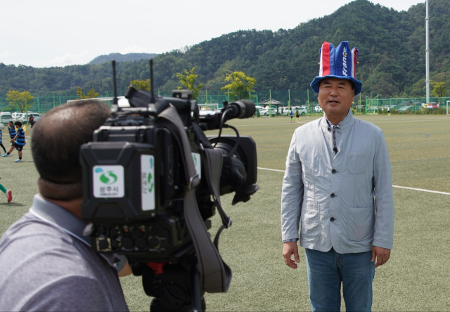 강영석 상주시장이 지난 23일 상주컵 전국유소년클럽축구페스티벌이 열리고 있는 상주 중동강변 축구장을 찾아 
