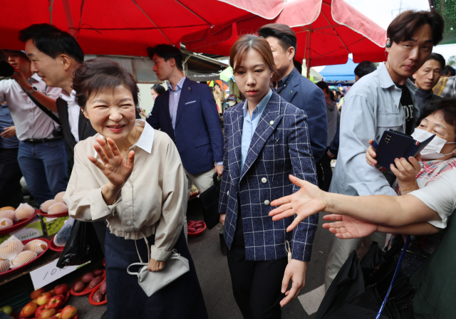 박근혜 전 대통령이 추석을 앞두고 25일 오전 대구 달성군 현풍 백년도깨비시장을 찾아 장을 보고 있다. 김영진 기자 kyjmaeil@imaeil.com