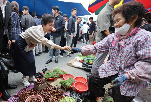 박근혜 전 대통령이 추석을 앞두고 25일 오전 대구 달성군 현풍 백년도깨비시장을 찾아 장을 보고 있다. 김영진 기자 kyjmaeil@imaeil.com