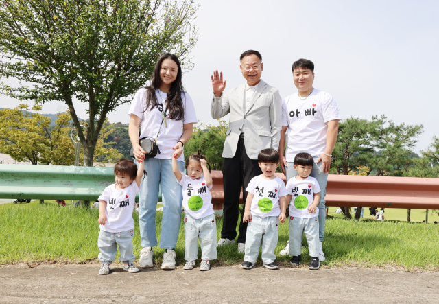 김재욱(가운데) 칠곡군수가 가족의숲 행사에 참가한 자녀가 4명인 서영준 씨 가족과 기념촬영을 하고 있다. 칠곡군 제공