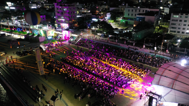 24일 봉화읍 내성천에서 제27회 봉화송이한약우축제 폐막식 공연이 펼쳐졌다. 봉화군 제공
