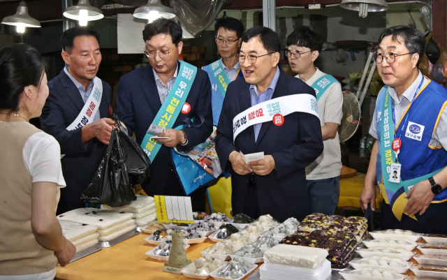 주낙영 경주시장이 25일 경주 성동시장을 방문해 장을 보며 경기침체로 어려움을 겪는 시장 상인들을 응원하고 있다. 경주시 제공
