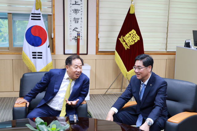 (왼쪽부터)손주은 메가스터디 회장과 박현동 계성고 교장이 지난 24일 계성고 교장실에서 