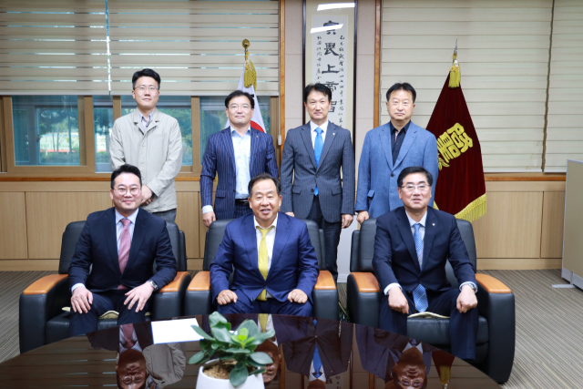 손주은 메가스터디 회장과 박현동 교장 등 계성고 관계자들이 참석한 가운데 지난 24일 계성고 교장실에서 