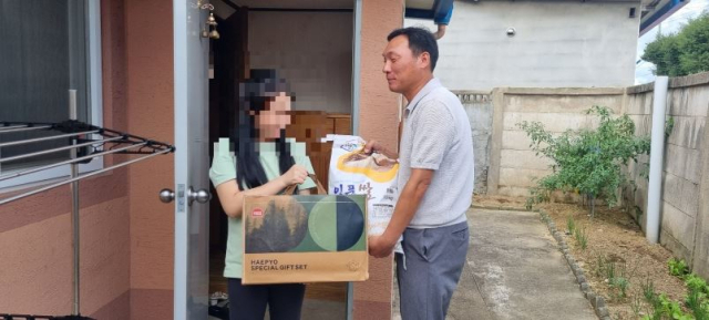 경북 예천경찰서 안보자문협의회에서 지역 내 거주하는 탈북민들을 직접 찾아가 쌀과 식용유 선물세트를 전달하고 있다. 예천경찰서 제공
