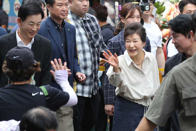 박근혜 전 대통령이 추석을 앞두고 25일 대구 달성군 현풍 백년도깨비시장을 찾아 장을 보며 시민들과 인사를 나누고 있다. 김영진 기자 kyjmaeil@imaeil.com