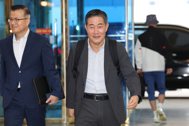 신원식 국방부 장관 후보자가 19일 오전 서울 용산구 육군회관에 마련된 인사청문회 준비 사무실로 출근하고 있다. 연합뉴스
