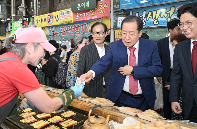 홍준표 대구시장이 추석 연휴를 앞둔 25일 오후 남구 대명동 관문상가시장을 방문해 건어물, 떡, 과일 등 먹거리와 생활용품을 온누리상품권으로 구매했다. 대구시 제공