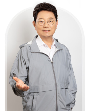 교통사고 전문가 한문철 변호사가 최근 유튜브 채널에 반광점퍼 판매 글을 올린 가운데 가격이 지나치게 비싸다는 비판이 쇄도하고 있다. 일각에서는 상품 가격을 결정하는 것은 판매자의 자유라며 한 변호사를 두둔하는 의견도 나온다. 유튜브 캡처