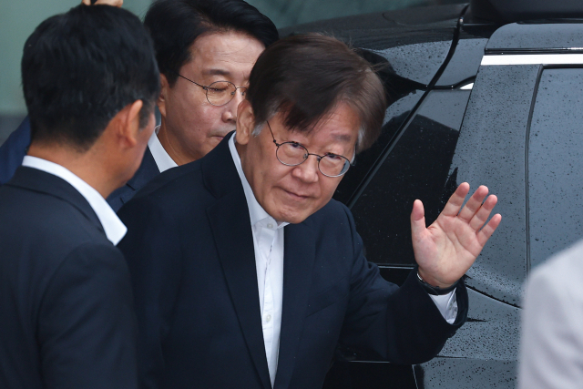 더불어민주당 이재명 대표가 26일 오전 서울 중랑구 녹색병원에서 구속 전 피의자 심문(영장실질심사) 출석을 위해 서울중앙지방법원으로 출발하며 지지자들에게 손을 흔들고 있다. 연합뉴스