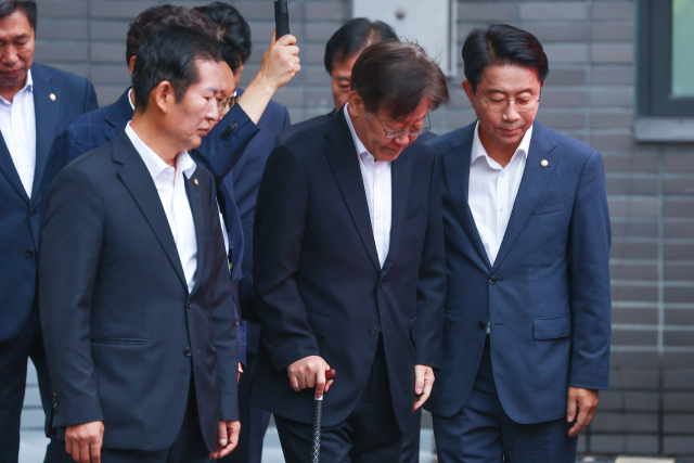 더불어민주당 이재명 대표가 26일 오전 서울 중랑구 녹색병원에서 구속 전 피의자 심문(영장실질심사) 출석을 위해 서울중앙지방법원으로 출발하고 있다. 연합뉴스
