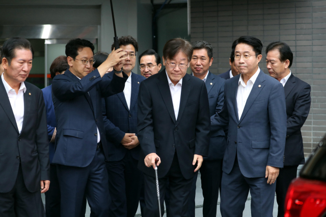 더불어민주당 이재명 대표가 26일 오전 서울중앙지법원에서 열리는 구속 전 피의자 심문(영장실질심사)을 받기 위해 서울 중랑구 녹색병원에서 출발하고 있다. 연합뉴스