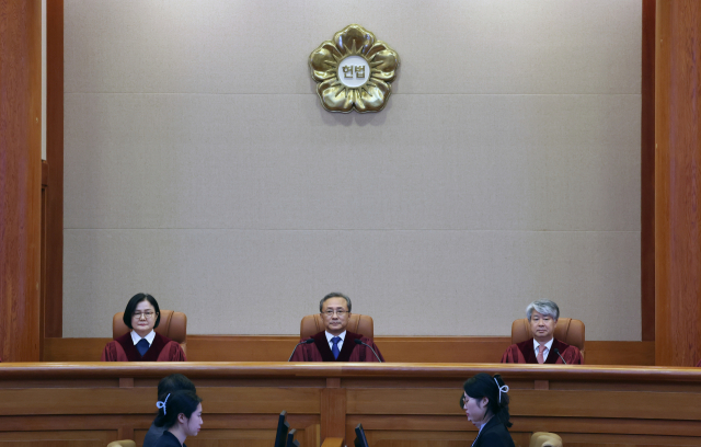 유남석 헌법재판소장과 헌법재판관들이 26일 오후 헌법소원 사건 선고가 열리는 서울 종로구 헌법재판소 대심판정의 재판관석에 앉아 있다. 이날 헌법재판소는 국가보안법 2조·7조 등에 대한 헌법소원·위헌법률심판과 대북전단 살포 금지법 헌법소원 심판 등의 선고를 내린다. 연합뉴스