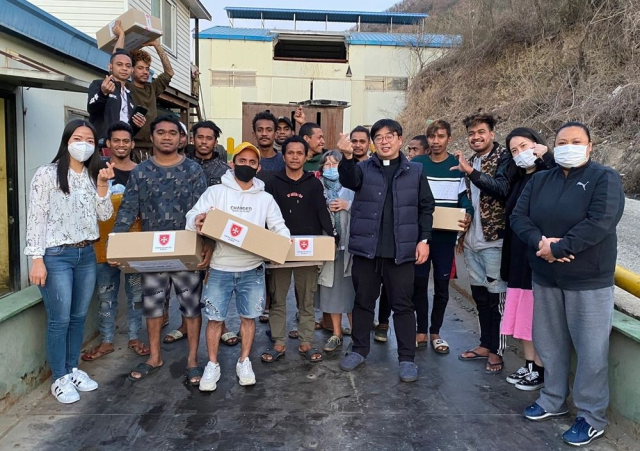 대구 가톨릭근로자회관은 지난 48년간 소외된 이웃을 도운 공로를 인정받아 제35회 아산상 대상에 선정됐다. 사진은 코로나 팬데믹이 발생했던 2020년 3월 22일 경북 칠곡군 가산면에 소재한 쓰레기 재활용품 분리수거 공장에서 일하는 동티모르 이주 노동자들에게 방역 용품과 생필품을 전달하는 모습. 대구 가톨릭근로자회관 제공.