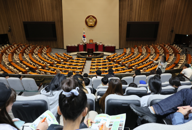 25일 국회 본회의장을 참관 온 학생들이 관계자의 설명을 듣고 있다. 이날 예정됐던 이균용 대법원장 후보자 임명동의 표결을 위한 본회의는 더불어민주당 내홍으로 무산됐다. 연합뉴스