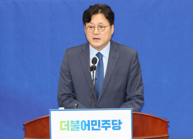 더불어민주당 홍익표 신임 원내대표가 26일 국회에서 열린 원내대표 보궐선거 의원총회에서 당선 인사를 하고 있다. 연합뉴스