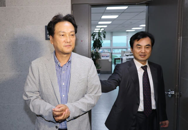 더불어민주당 안민석 의원과 안규백 의원이 26일 국회 의원회관에서 중진의원 모임을 가진 뒤 의원실을 나서고 있다. 연합뉴스