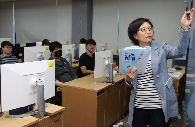 구미대 박은경 교수가 수업을 진행하고 있다. 구미대 제공