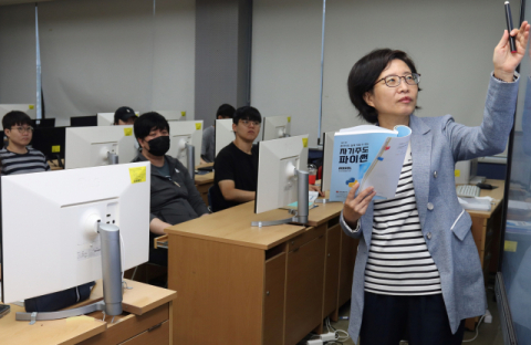 40대 늦깎이로 입학해 대학 강단에 선 박은경 구미대 교수