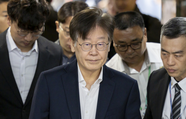 더불어민주당 이재명 대표가 26일 오전 서초구 서울중앙지법에서 열리는 구속 전 피의자 심문(영장심사)을 받기 위해 법정으로 향하고 있다. 연합뉴스