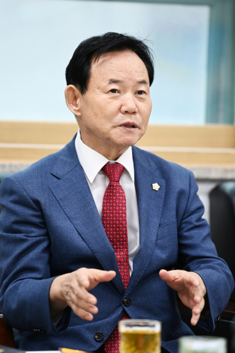김진출 대구 서구의회 의장이 매일신문과의 인터뷰에서 1년 동안의 성과 등을 설명하고 있다. 서구의회 제공