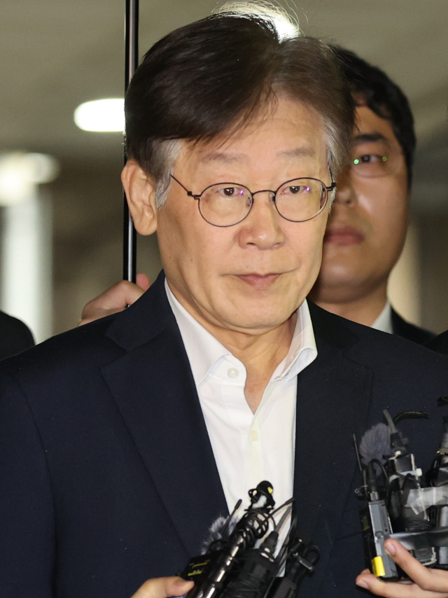 더불어민주당 이재명 대표가 26일 오후 서울중앙지법에서 열린 구속 전 피의자 심문(영장심사)을 마친 뒤 법원을 나서고 있다. 연합뉴스