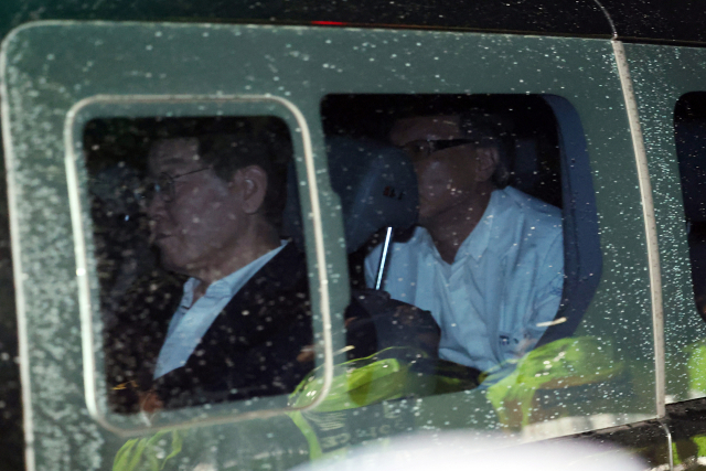 구속 전 피의자 심문(영장심사)을 마친 더불어민주당 이재명 대표가 26일 오후 경기 의왕 서울구치소로 들어가고 있다. 연합뉴스