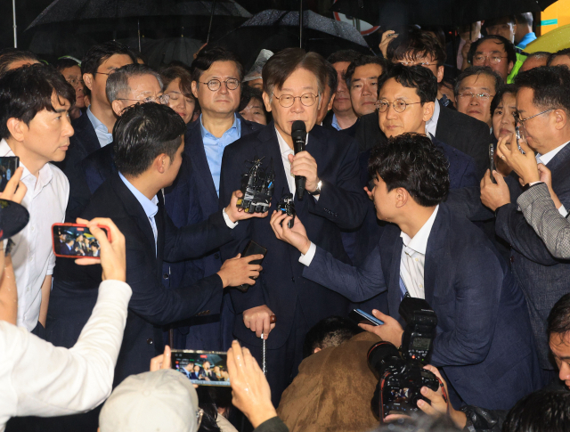 서울중앙지법이 27일 더불어민주당 이재명 대표에 대한 구속 전 피의자 심문 뒤 검찰이 청구한 구속영장을 기각했다. 더불어민주당 이재명 대표가 27일 경기 의왕 서울구치소를 나서며 발언하고 있다. 연합뉴스