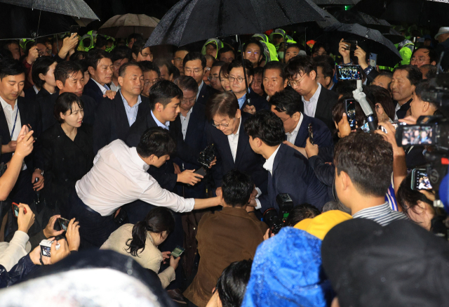 서울중앙지법이 27일 더불어민주당 이재명 대표에 대한 구속 전 피의자 심문 뒤 검찰이 청구한 구속영장을 기각했다. 더불어민주당 이재명 대표가 27일 경기 의왕 서울구치소를 나서며 발언을 마친 뒤 인사하고 있다. 연합뉴스