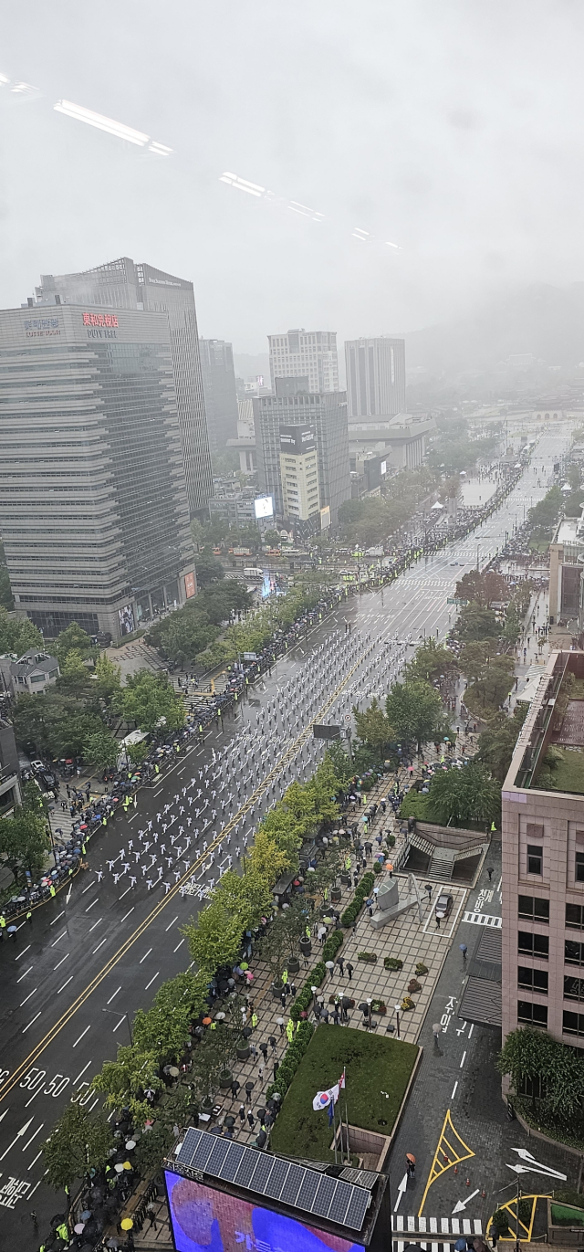 국군의 날 시가 행진 중간에 태권도 시범을 보이고 있는 모습. 조규상 기자