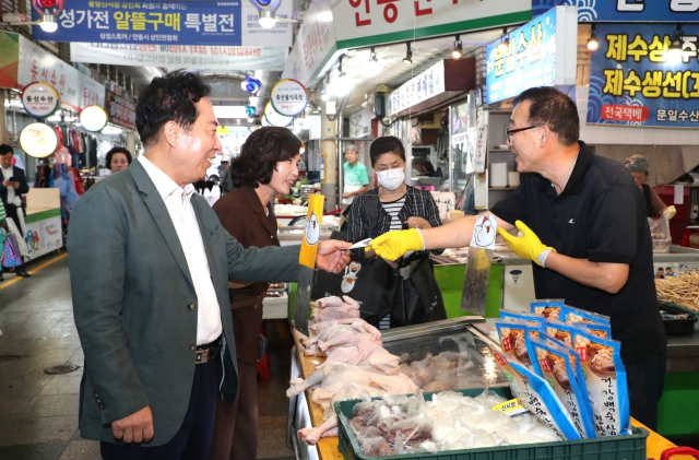 안동시와 안동시의회, 지역 기관단체들이 추석 명절을 앞두고 전통시장을 찾아 장보기 행사를 가졌다. 안동시 제공