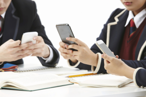 고3, 스마트폰에 하루 평균 6시간…86% 